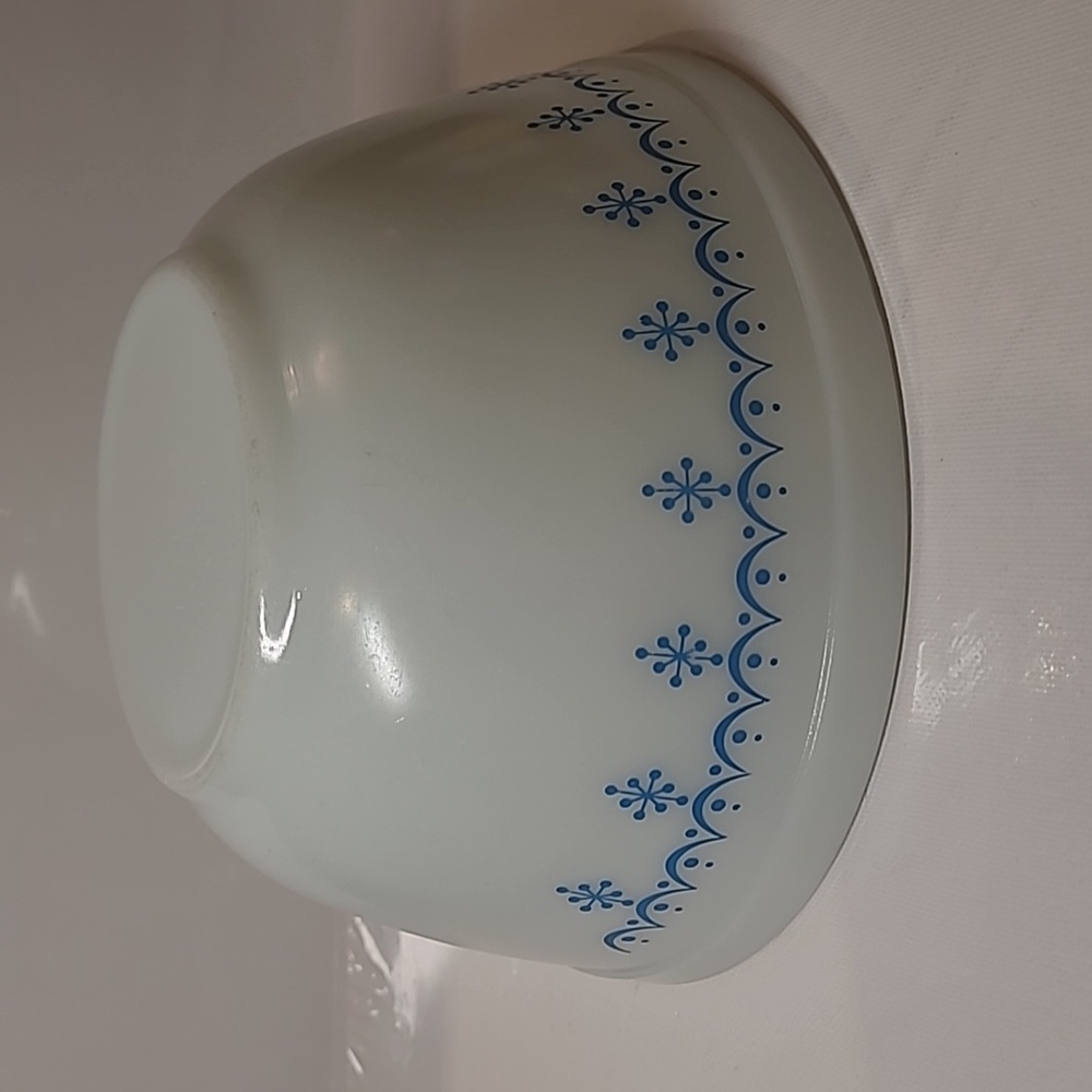 Vintage Pyrex snowflakes Garland mixing bowl 402-1.5qt USA  oven ware white/blue